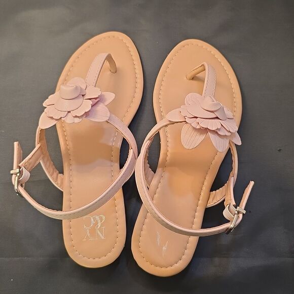 BRAND NEW NY&C FLORAL DESIGN WOMENS THONG SANDALS - Picture 6 of 14